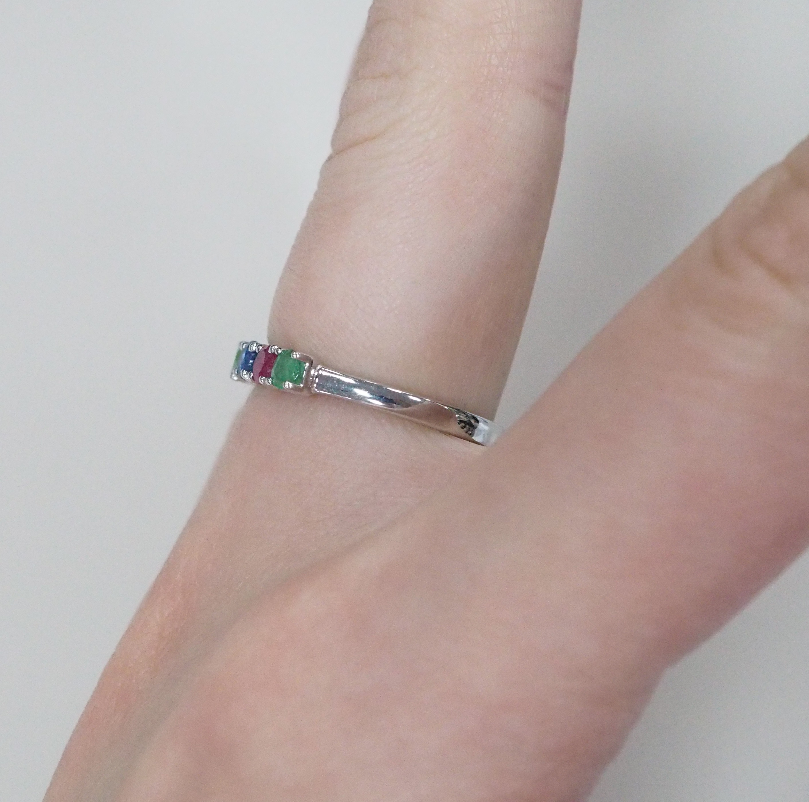 Серебряное кольцо с изумрудами, рубинами и сапфиром